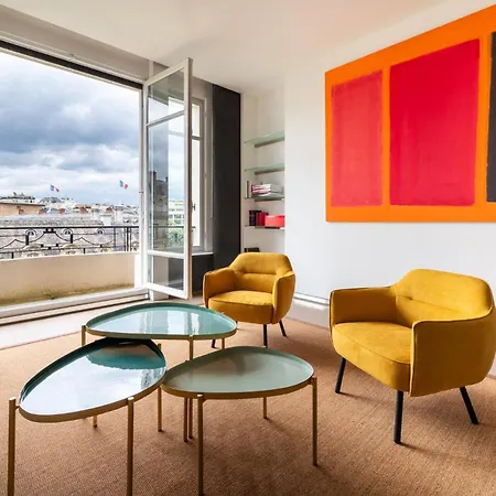 Elegant On Avenue Montaigne *