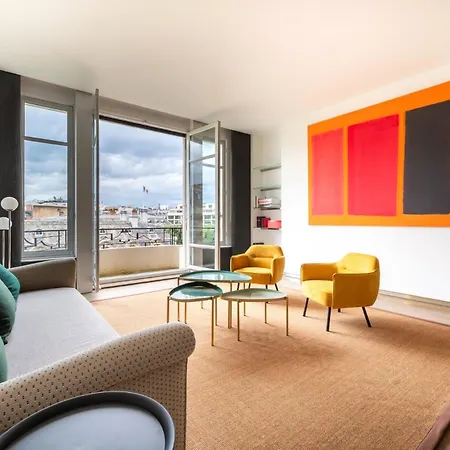 Elegant On Avenue Montaigne