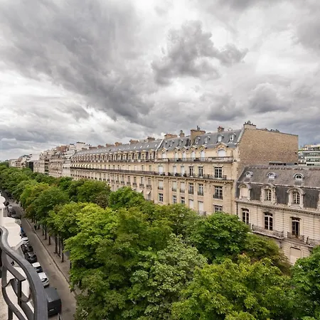 Elegant On Avenue Montaigne *