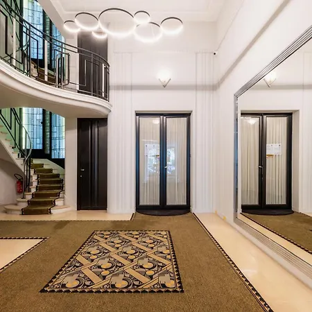 Elegant On Avenue Montaigne