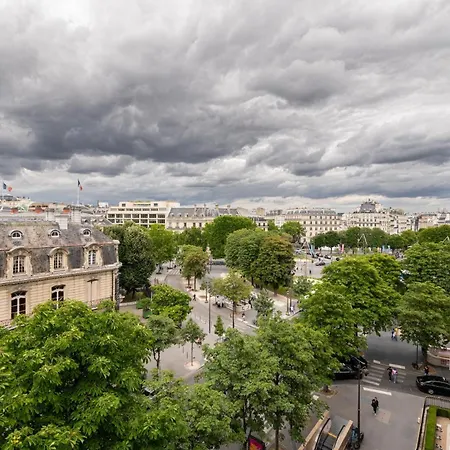 Elegant On Avenue Montaigne * Париж